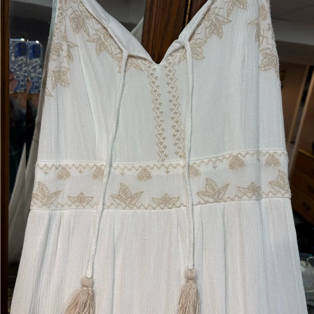 Maxi dress cream color with pretty embroidery lined. Size large - Picture 3 of 6